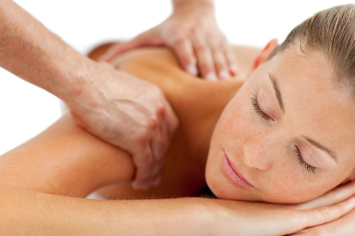 Eine Frau erhält eine entspannende Massage.