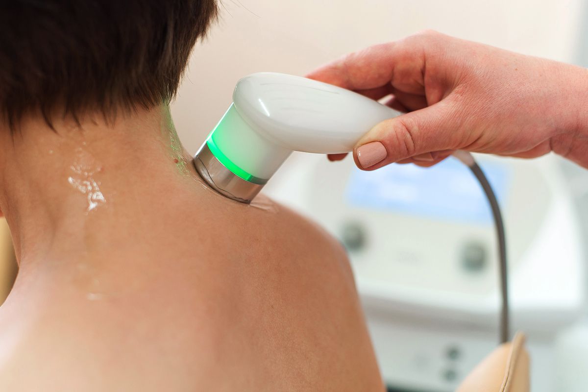 Nackenmassage mit einem elektrischen Hautpflegegerät für bessere Durchblutung